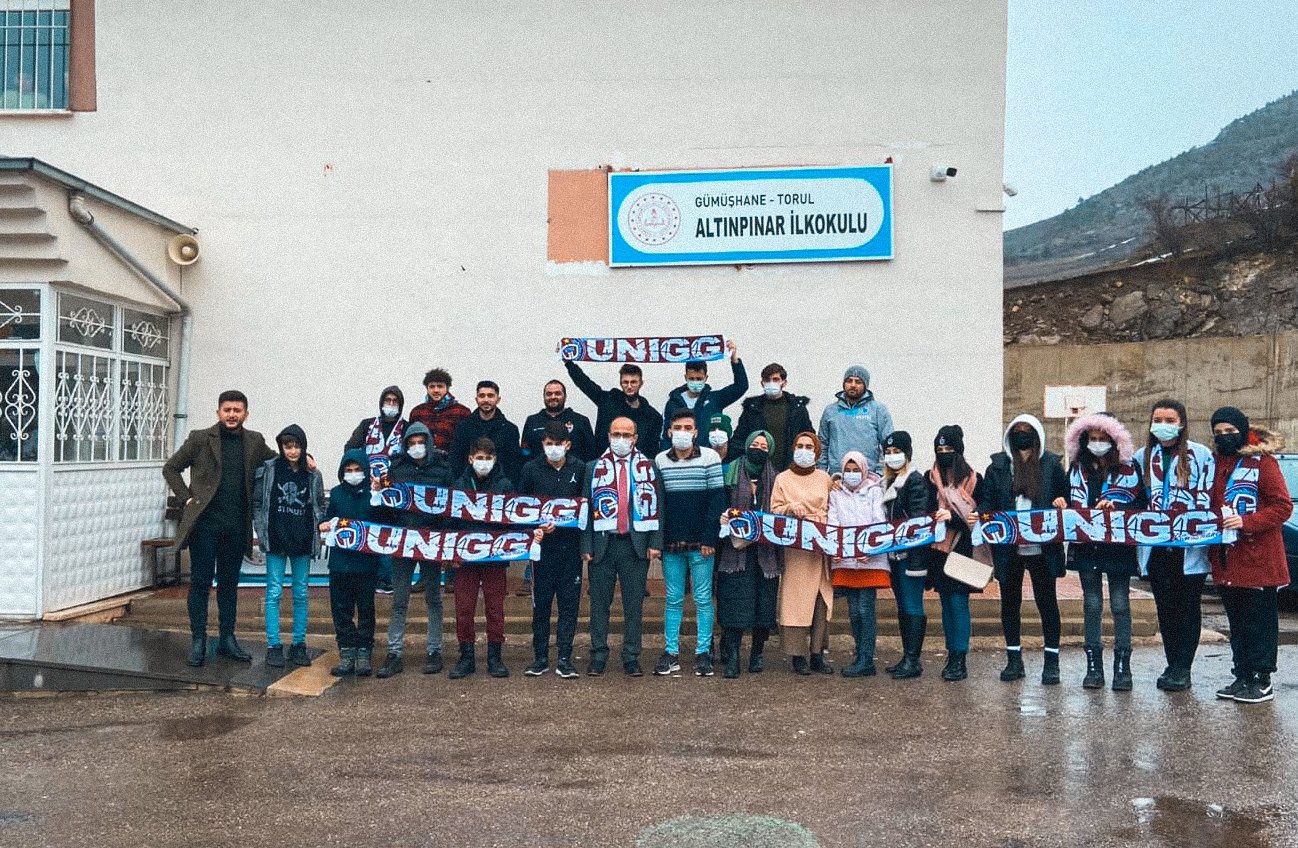 Trabzonspor taraftarlarından köy okuluna kitap bağışı 3