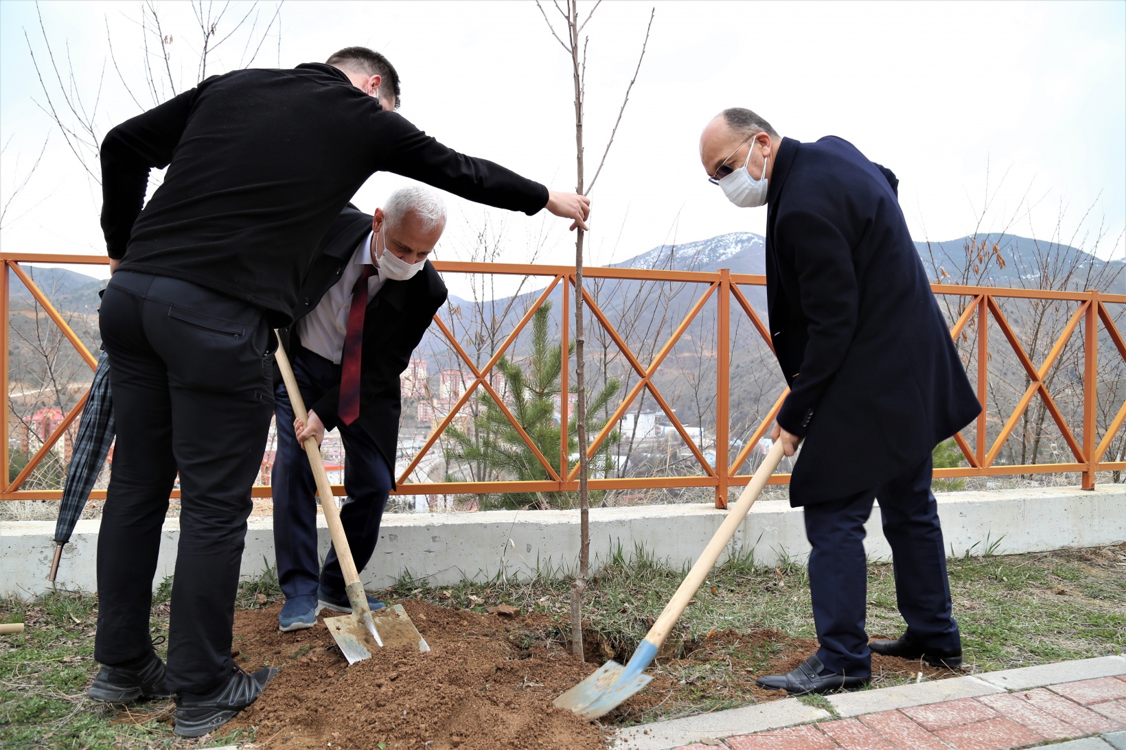 Meyve fidanlarını toprakla buluşturdular 8