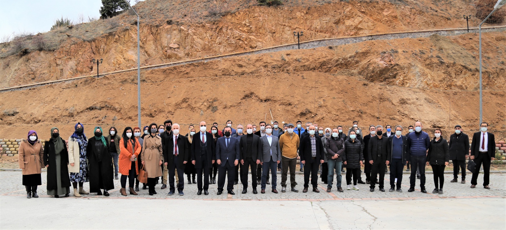 Meyve fidanlarını toprakla buluşturdular 9