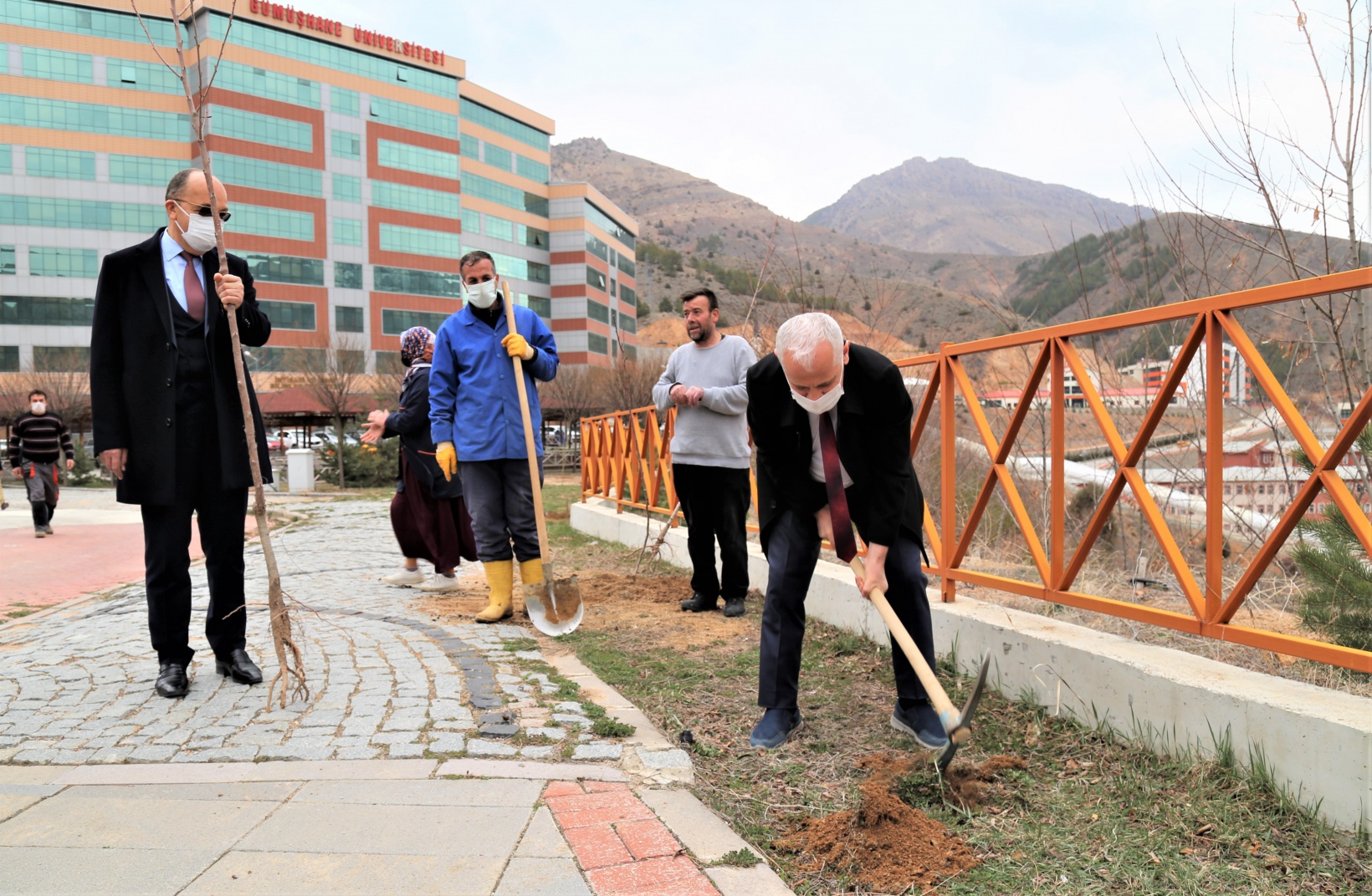 Meyve fidanlarını toprakla buluşturdular 7