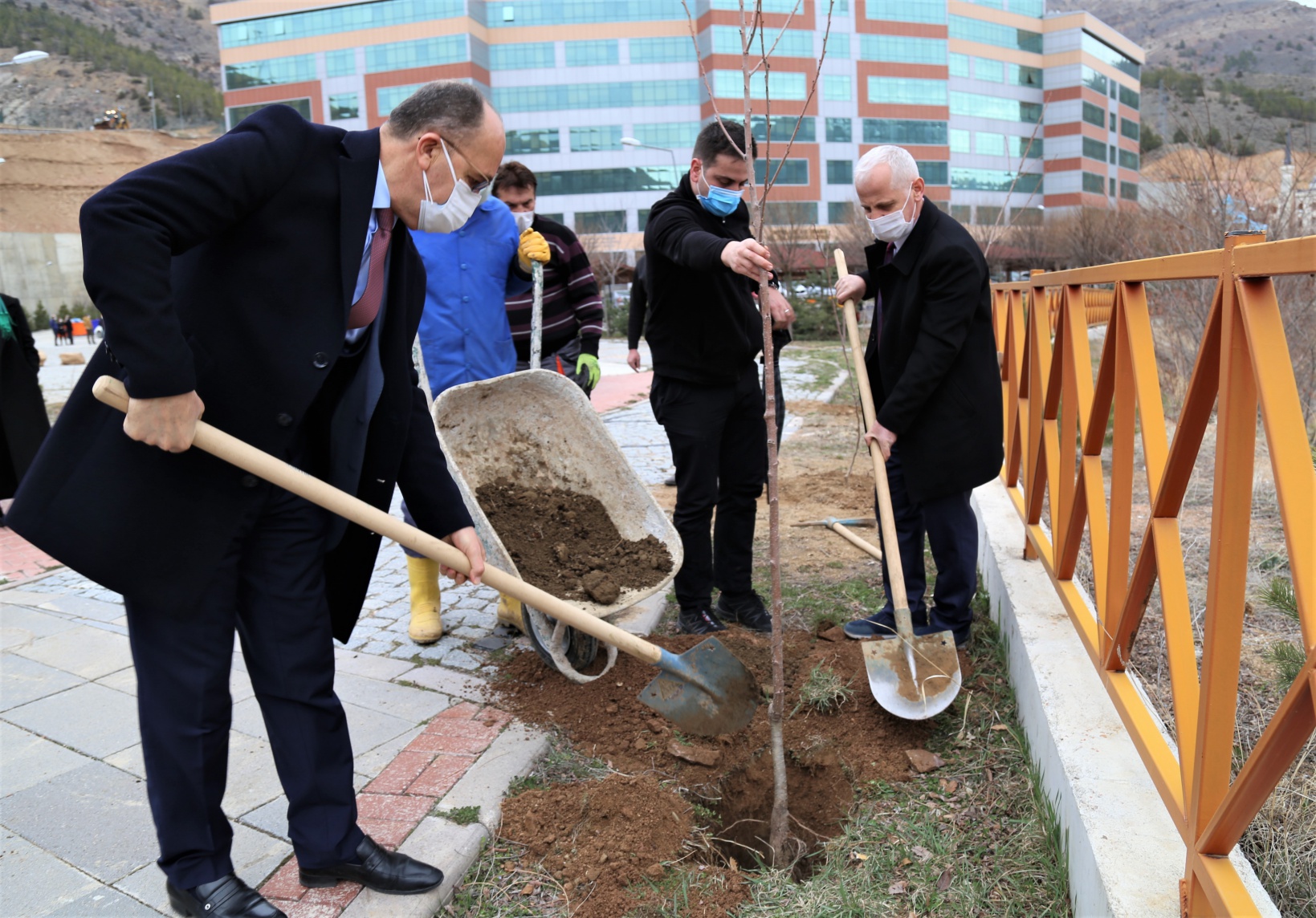 Meyve fidanlarını toprakla buluşturdular 5
