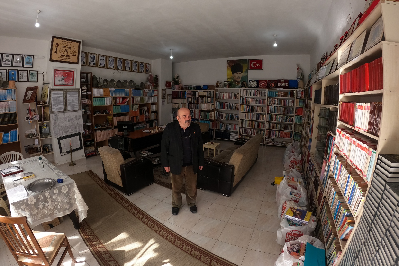 Bir kitapla başladı 55 yılda 12 bin kitaplık kütüphane kurdu 7