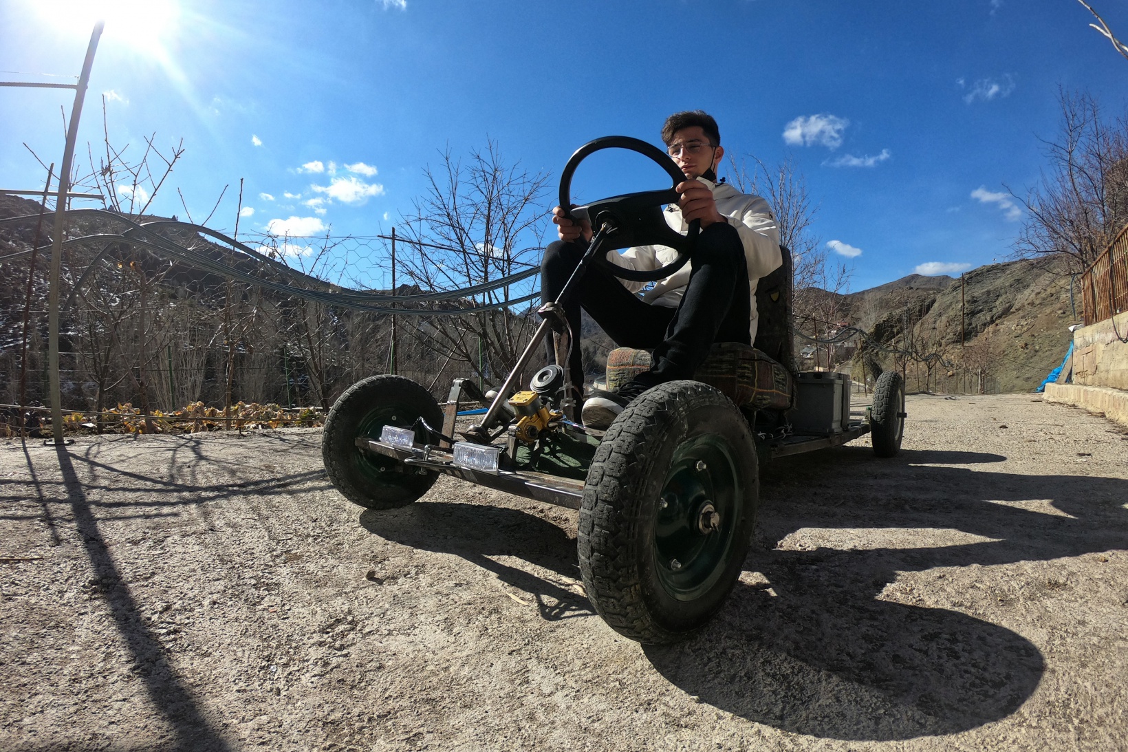 Cep telefonlarını satıp kendilerine araba yaptılar 12