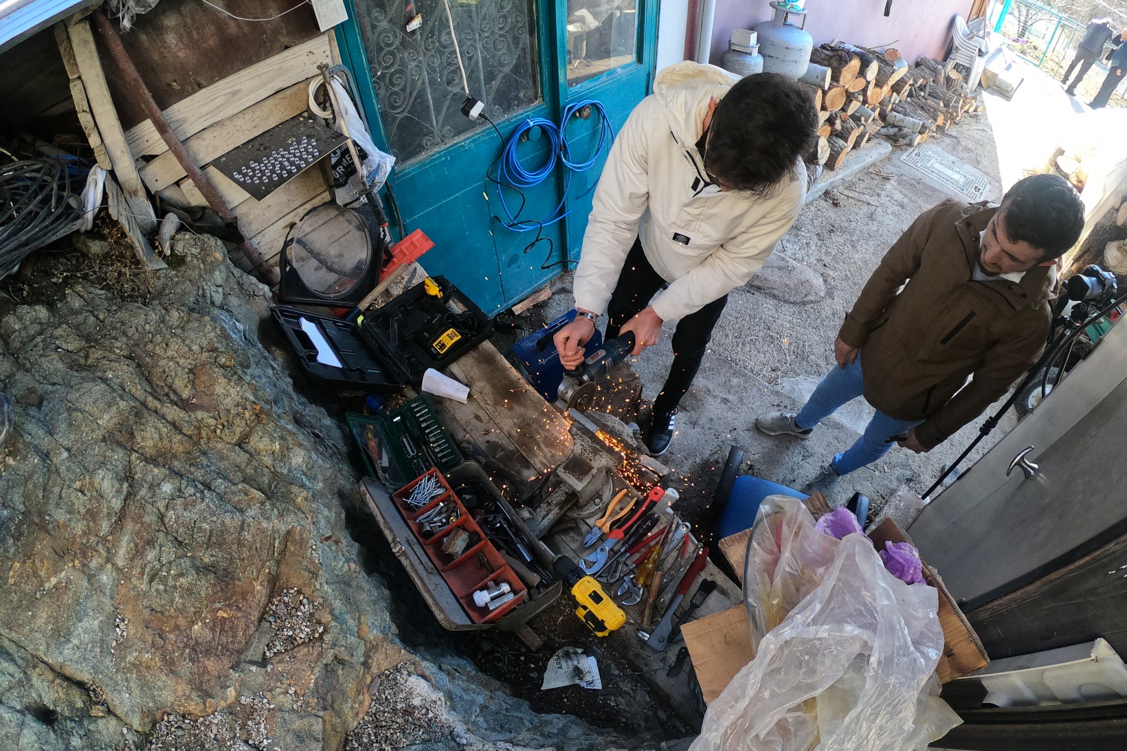 Cep telefonlarını satıp kendilerine araba yaptılar 6