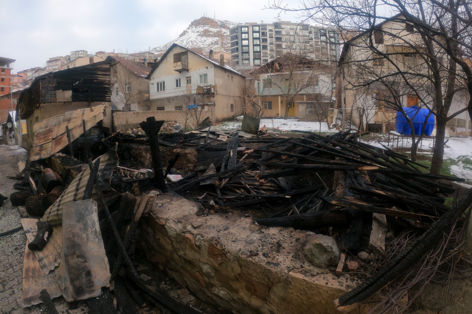 Yanan barakada alevlerin arasına girip köpeği kurtardı 16