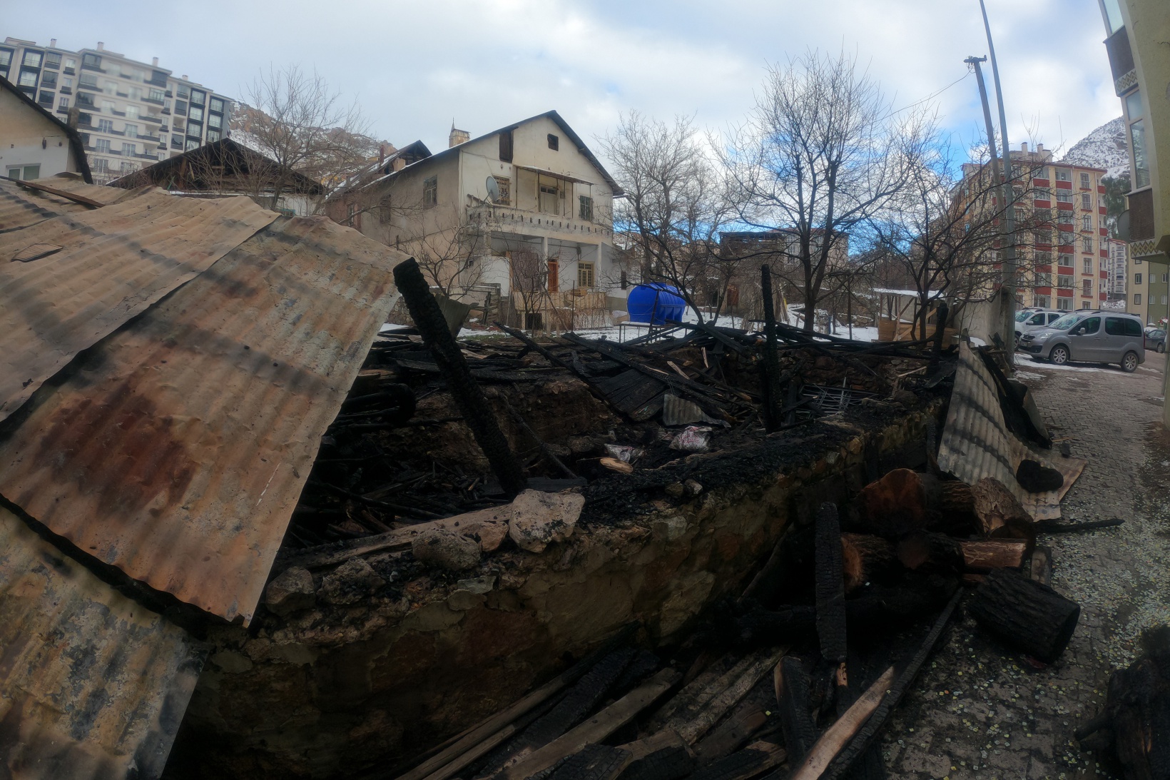 Yanan barakada alevlerin arasına girip köpeği kurtardı 13