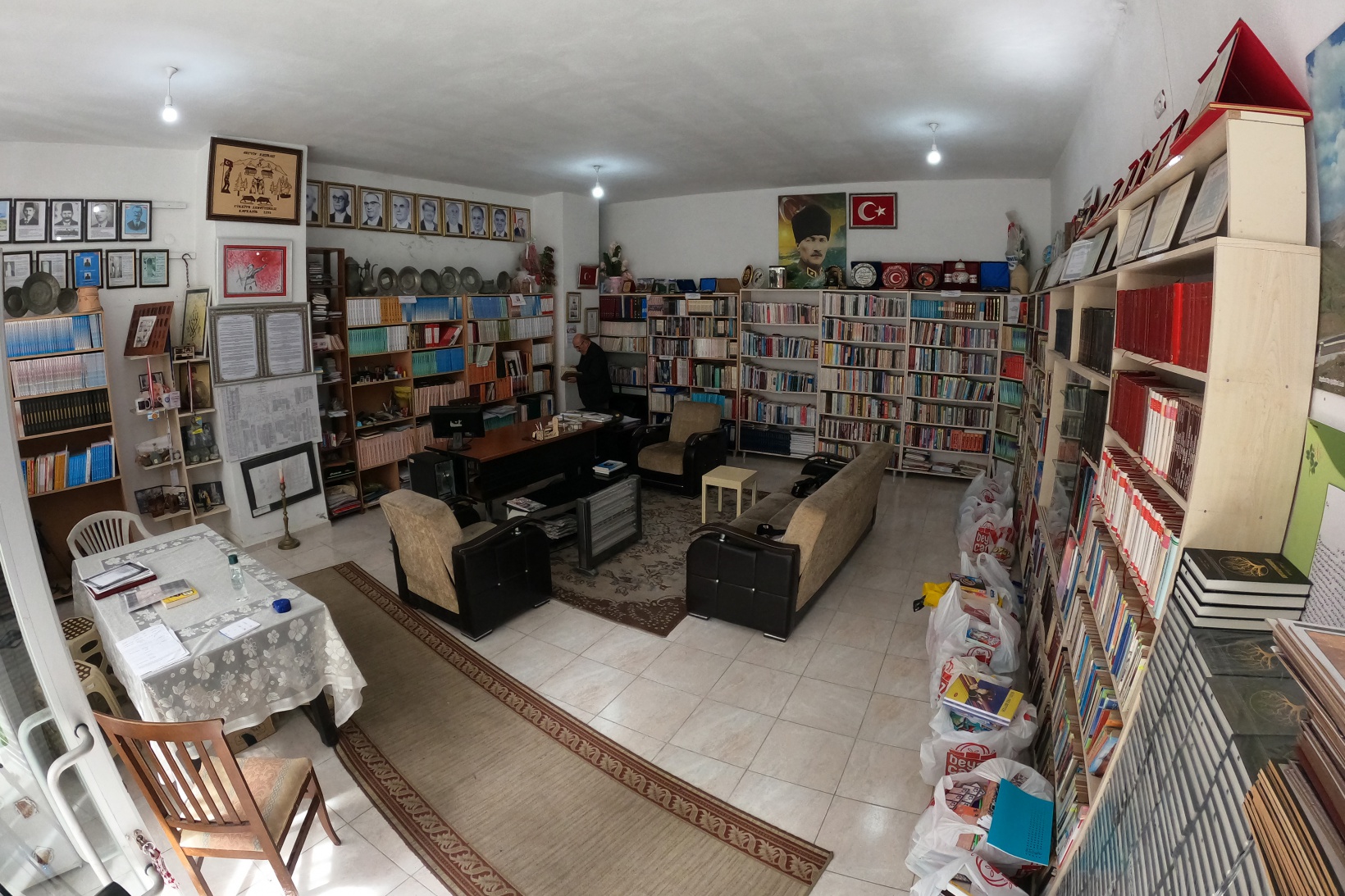 Bir kitapla başladı 55 yılda 12 bin kitaplık kütüphane kurdu 12