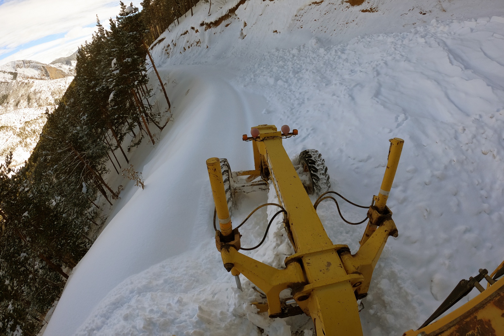 Gümüşhane’de karla mücadele çalışmaları sürüyor 3