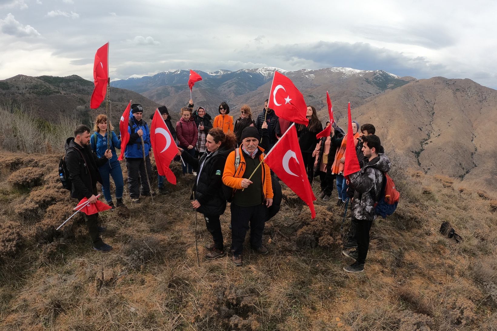 Gümüşhaneli dağcılardan zorlu “İstiklal” yürüyüşü 10