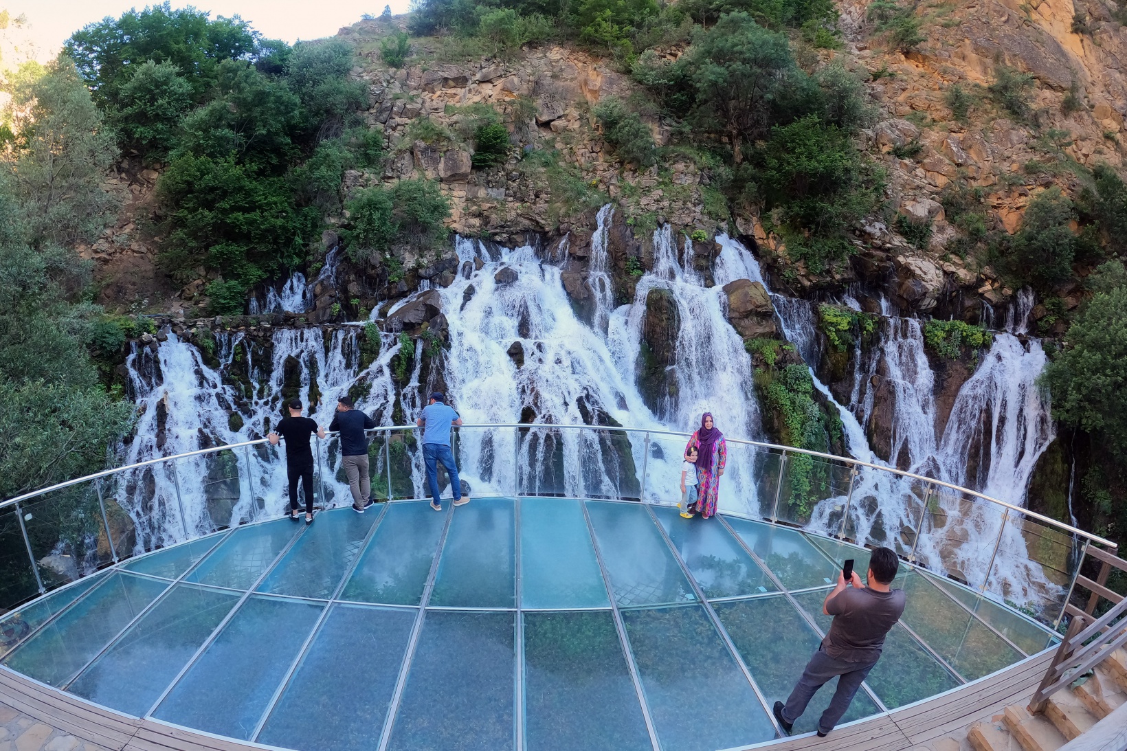 Sıcaktan kaçan soluğu Tomara Şelalesinde alıyor 12