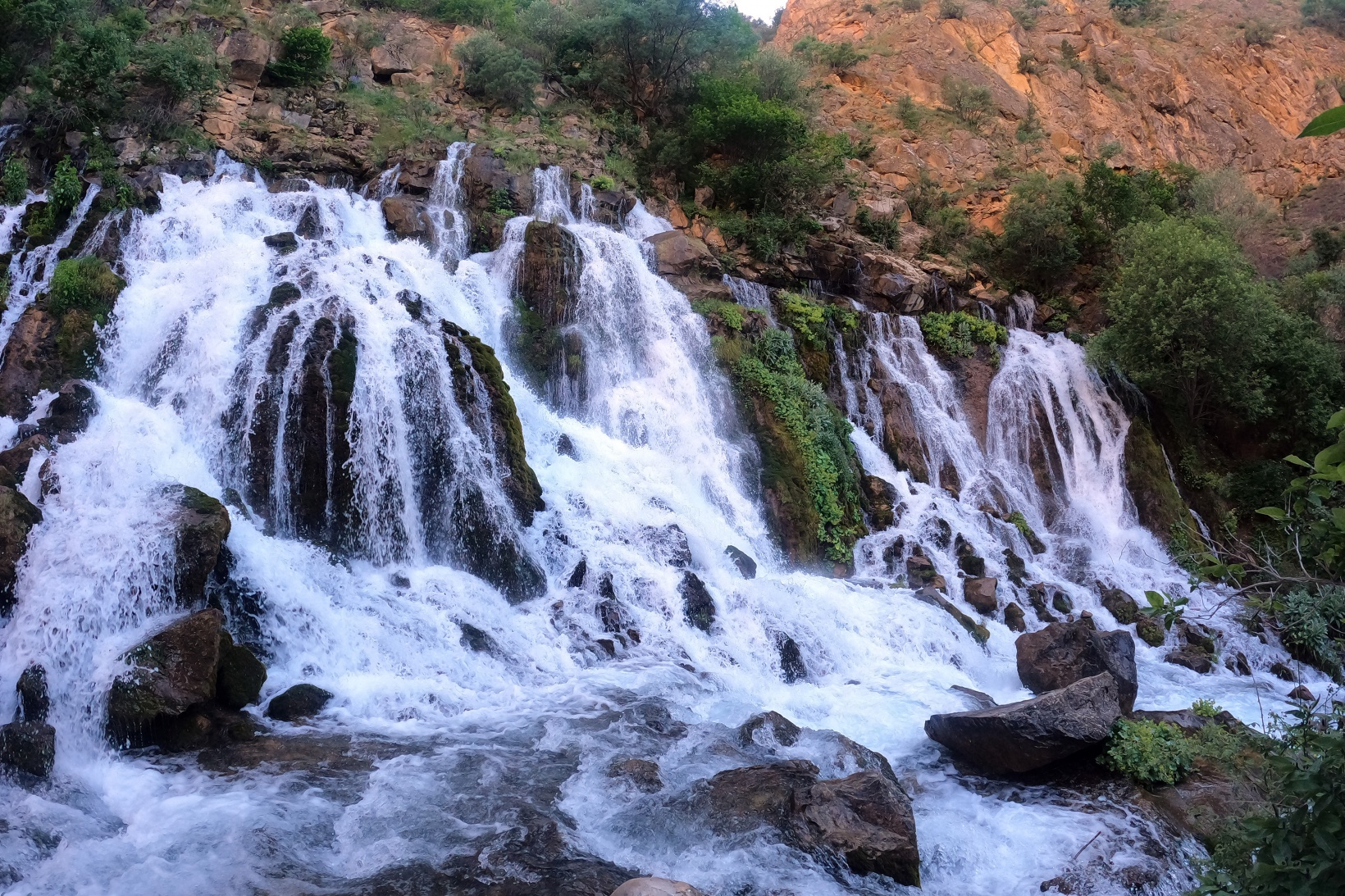 Sıcaktan kaçan soluğu Tomara Şelalesinde alıyor 6