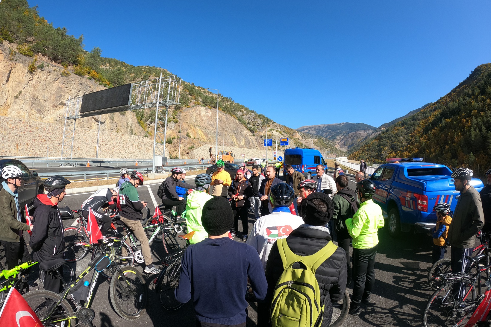 Gümüşhane’de 29 bisikletçi Cumhuriyetin 100. yılında Zigana Tüneli’ni bisikletle geçti 54