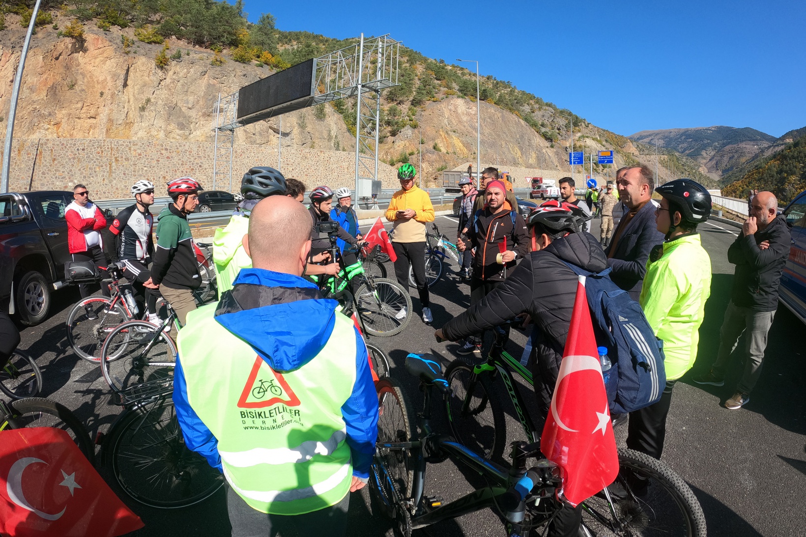 Gümüşhane’de 29 bisikletçi Cumhuriyetin 100. yılında Zigana Tüneli’ni bisikletle geçti 49