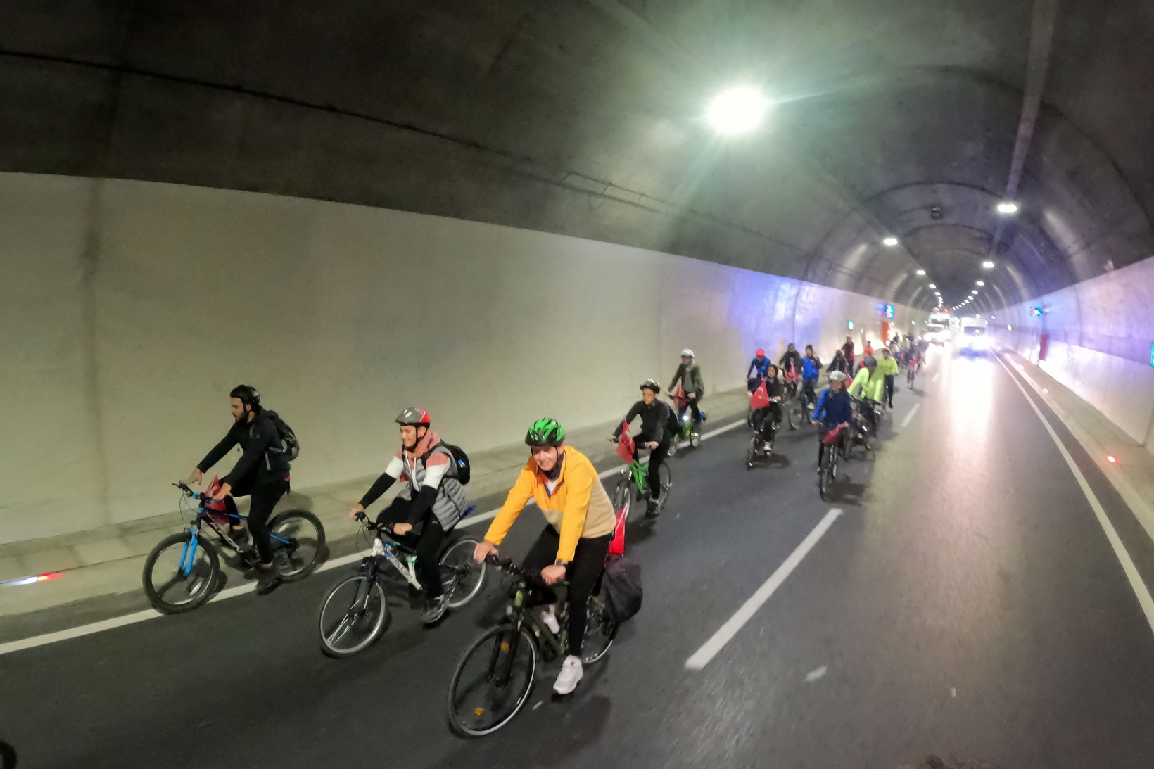 Gümüşhane’de 29 bisikletçi Cumhuriyetin 100. yılında Zigana Tüneli’ni bisikletle geçti 1