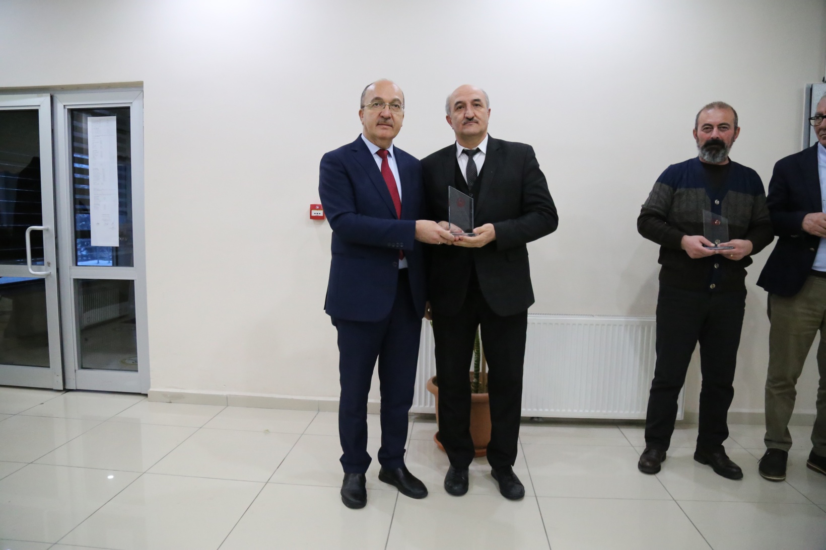 GÜKAV üyelerine plaket takdim edildi 7