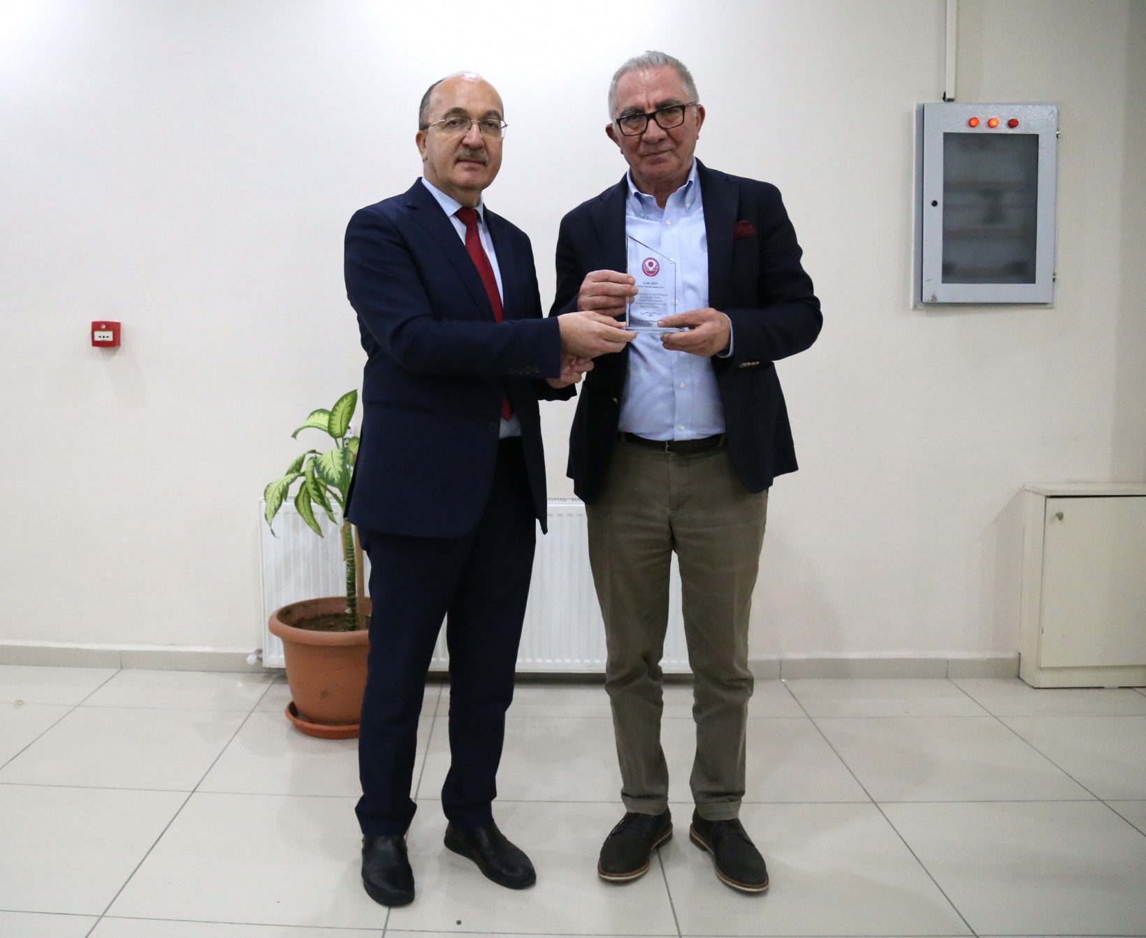 GÜKAV üyelerine plaket takdim edildi 3