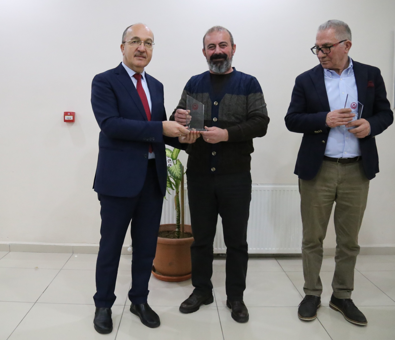 GÜKAV üyelerine plaket takdim edildi 2