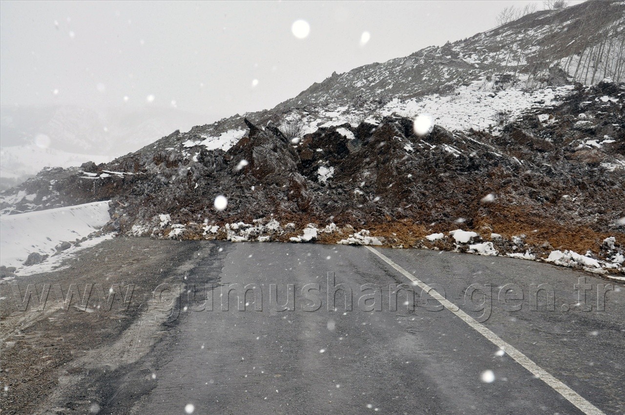 Gümüşhane-Erzincan Karayolundaki Heyelan 6