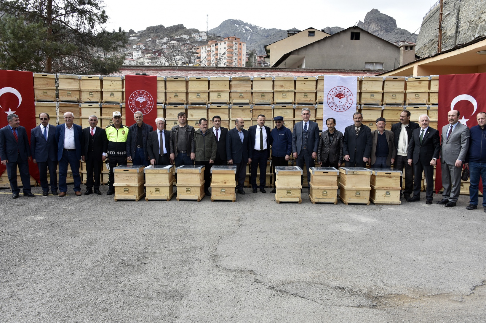 Gümüşhane’de arıcılara 860 adet organik kovan dağıtıldı 10