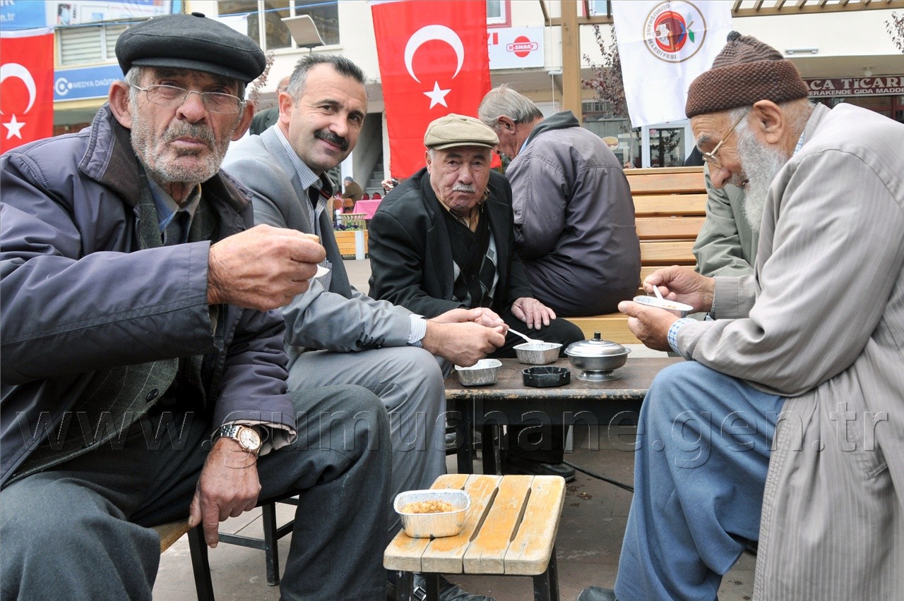 Gümüşhane Belediyesi Aşure Dağıttı 2