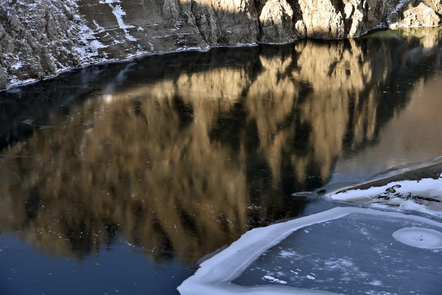 Türkiye’nin en hızlı akan çaylarından Harşit Çayı dondu 27