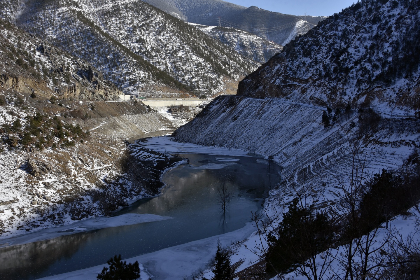 Türkiye’nin en hızlı akan çaylarından Harşit Çayı dondu 32