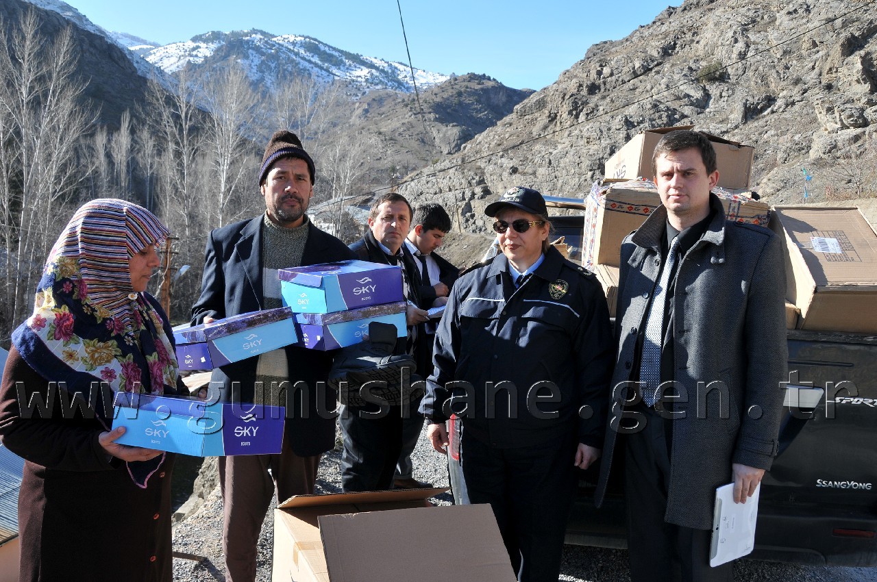 Gümüşhane'de Mültecilere Kışlık Bot Dağıtılıyor 1