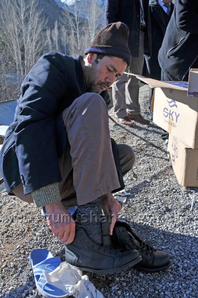 Gümüşhane'de Mültecilere Kışlık Bot Dağıtılıyor 2