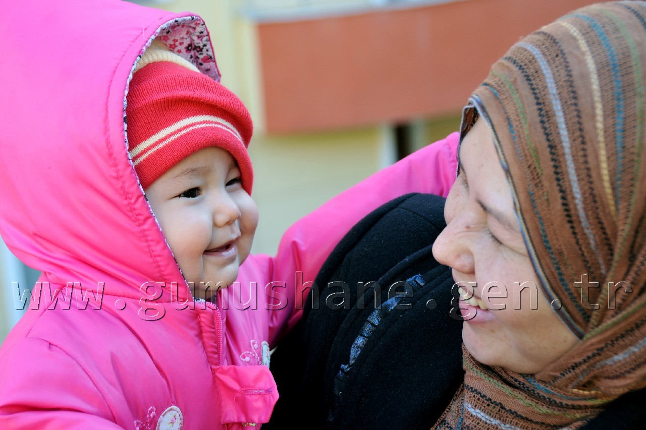 Gümüşhane'de Mültecilere Kışlık Bot Dağıtılıyor 3