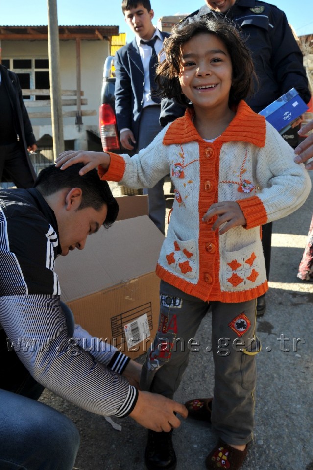 Gümüşhane'de Mültecilere Kışlık Bot Dağıtılıyor 4