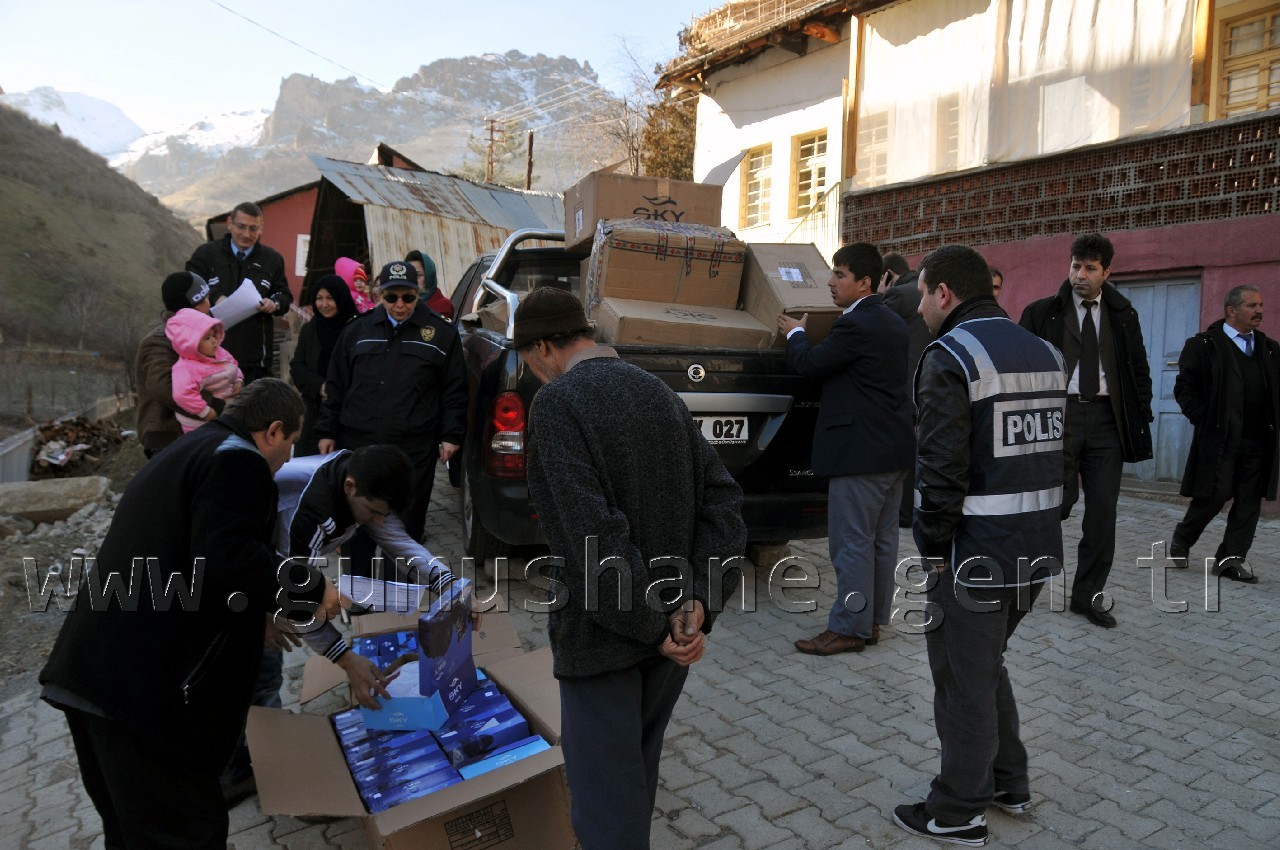 Gümüşhane'de Mültecilere Kışlık Bot Dağıtılıyor 6