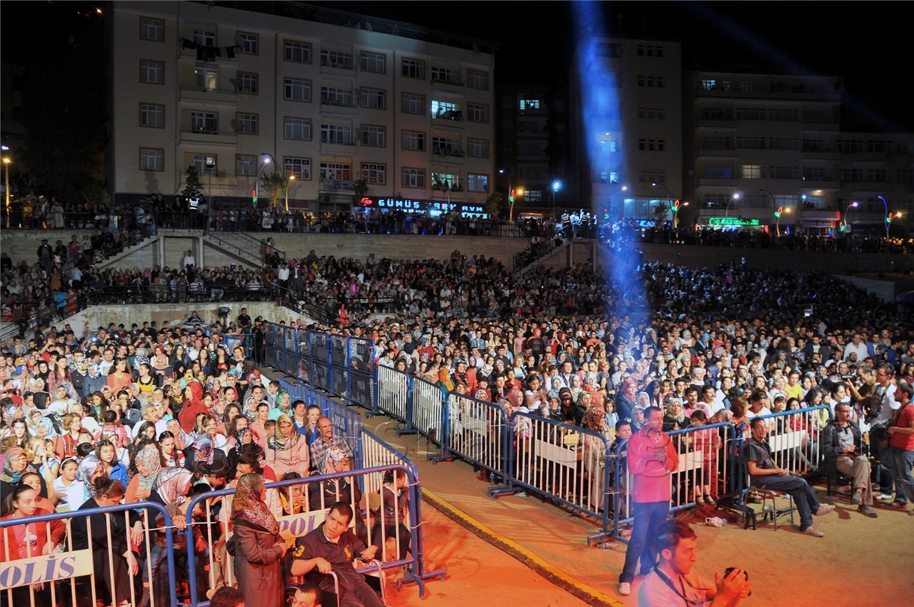 Burcu Güneş Gümüşhane'yi Coşturdu 3