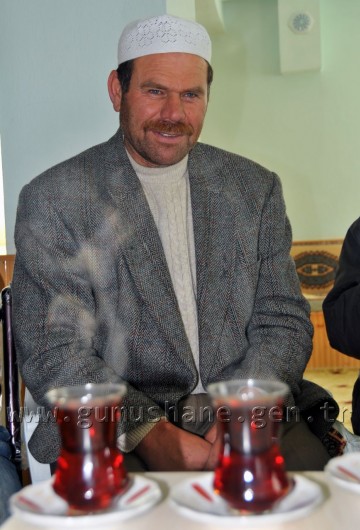 Bir Oturuşta 80 Su Bardağı Çay İçiyor 1