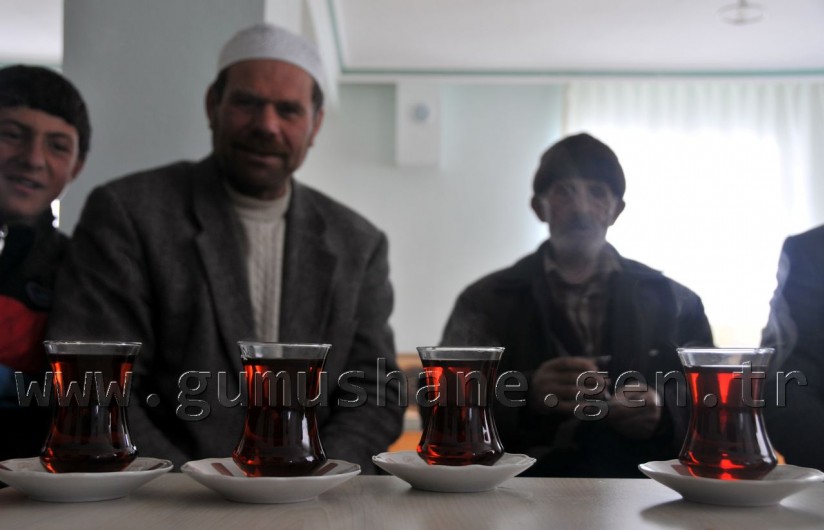 Bir Oturuşta 80 Su Bardağı Çay İçiyor 2