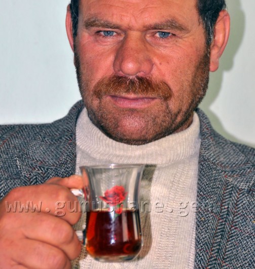 Bir Oturuşta 80 Su Bardağı Çay İçiyor 3