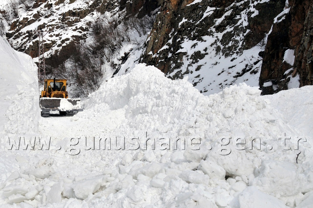 30 Hanenin Yaşadığı Köylerin Yoluna Düşen Çığ Temizlendi 1