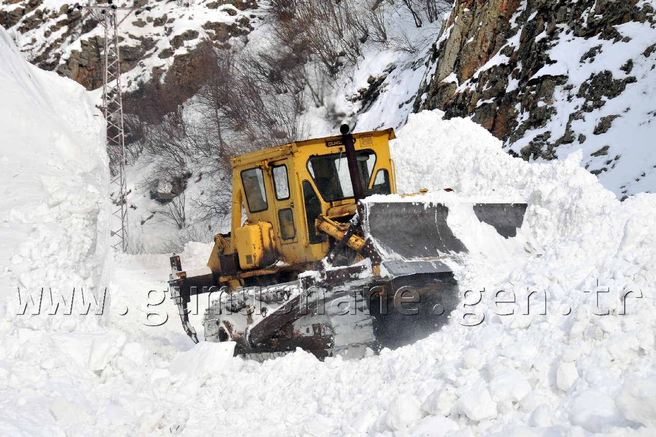 30 Hanenin Yaşadığı Köylerin Yoluna Düşen Çığ Temizlendi 2
