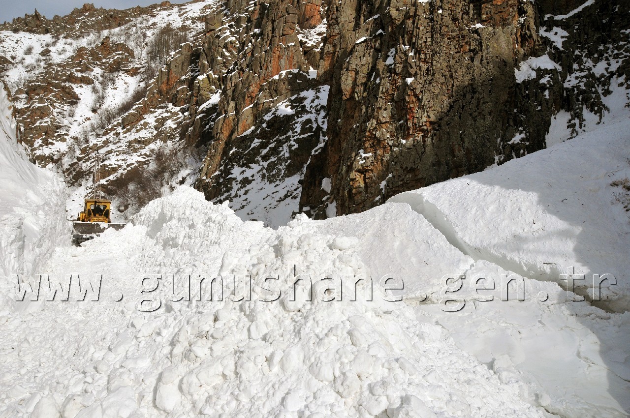 30 Hanenin Yaşadığı Köylerin Yoluna Düşen Çığ Temizlendi 3