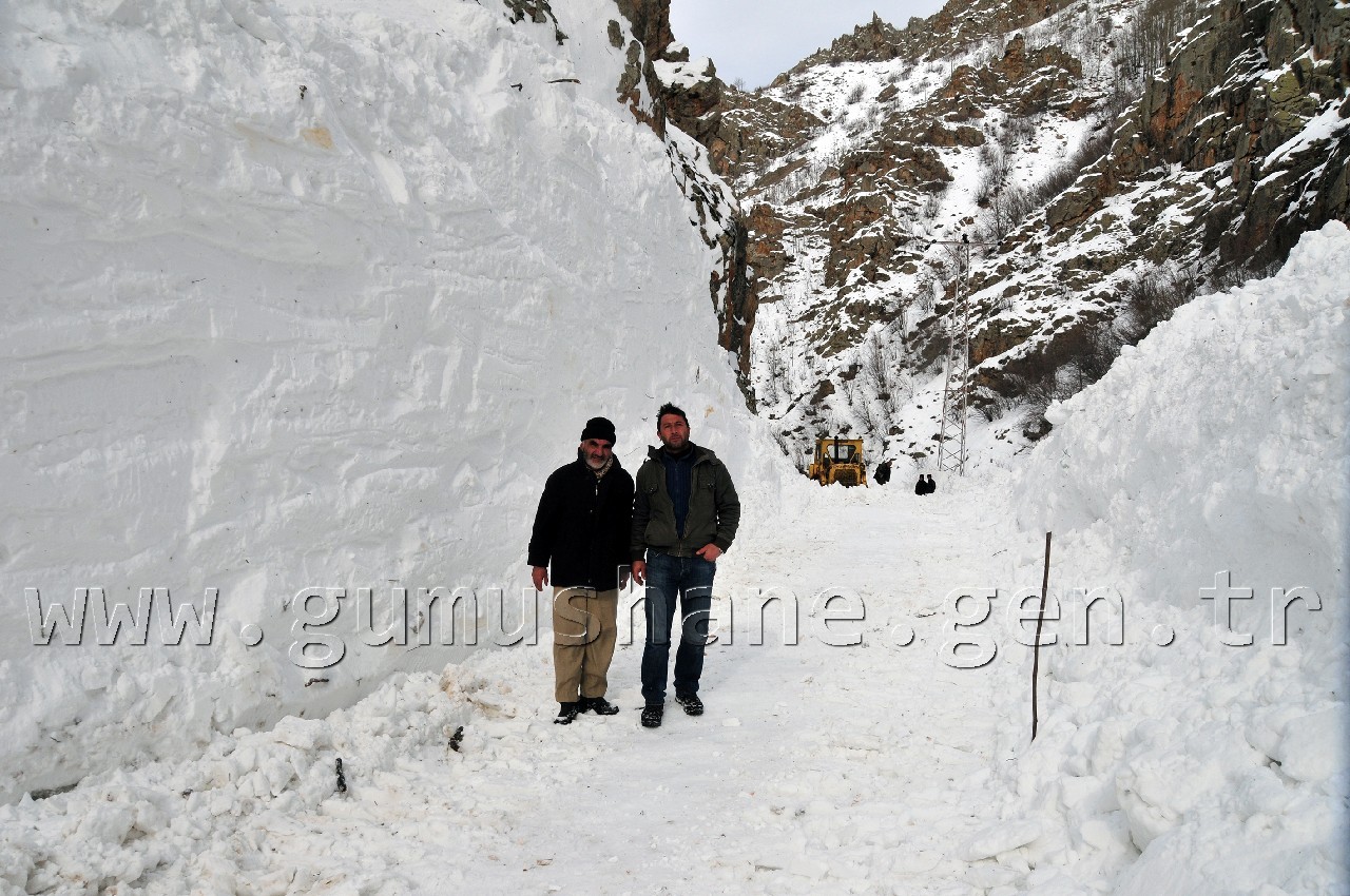 30 Hanenin Yaşadığı Köylerin Yoluna Düşen Çığ Temizlendi 4