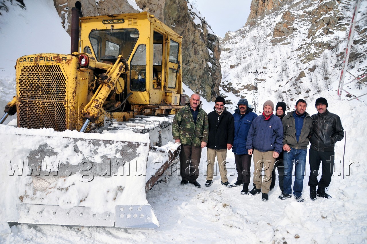 30 Hanenin Yaşadığı Köylerin Yoluna Düşen Çığ Temizlendi 5