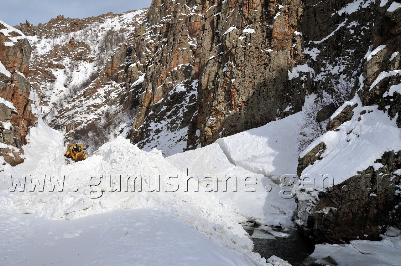 30 Hanenin Yaşadığı Köylerin Yoluna Düşen Çığ Temizlendi 6