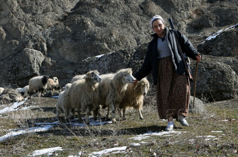 Hem Çocuklarına, Hem Kuzularına Annelik Yapıyor 2
