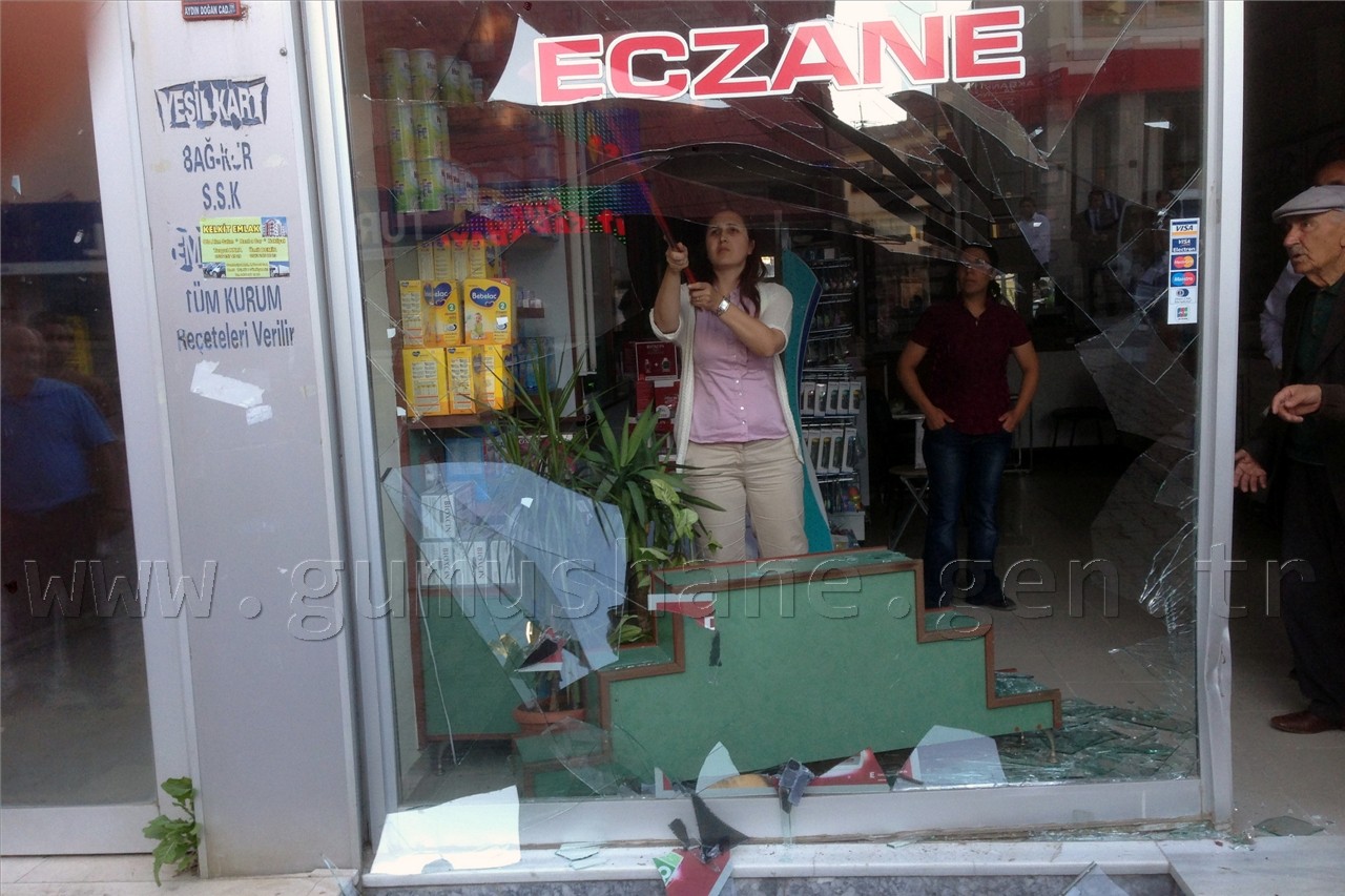 Kelkit'te Kadın Sürücünün Kullandığı Otomobil Eczaneye Girdi 1