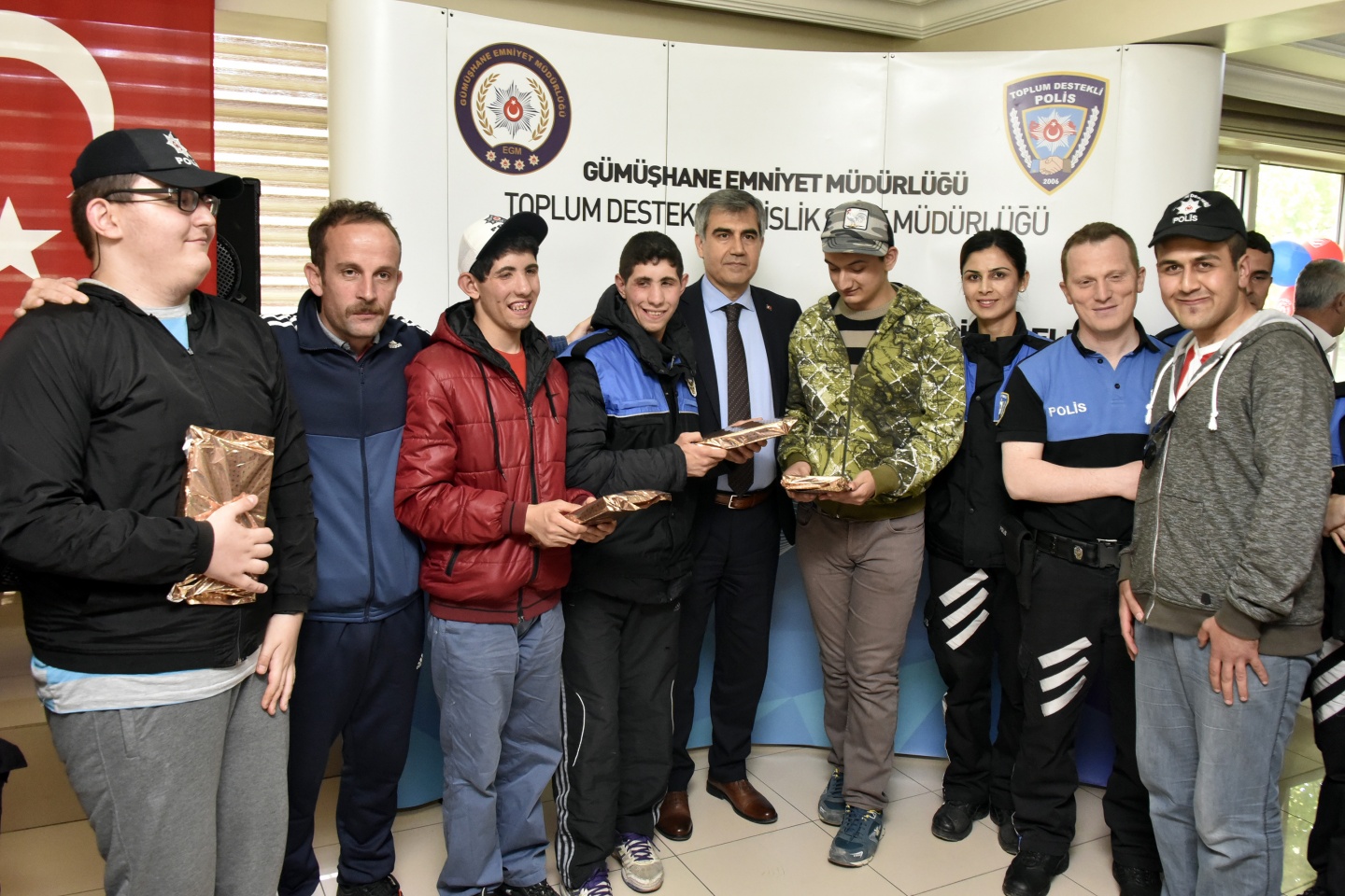 Gümüşhane Emniyeti özel çocukları sevindirdi 1