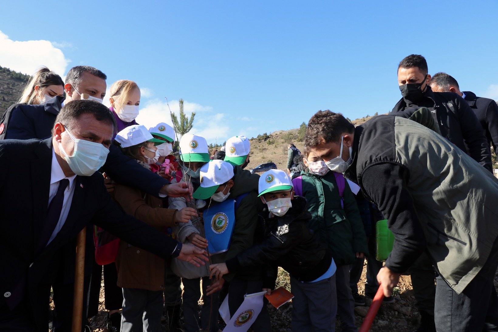 Gümüşhane’de Milli Ağaçlandırma Gününde binlerce fidan toprakla buluştu 13