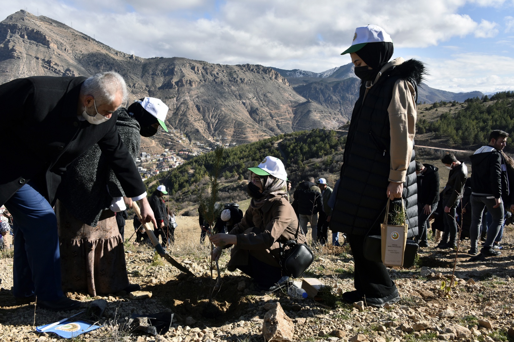 Gümüşhane’de Milli Ağaçlandırma Gününde binlerce fidan toprakla buluştu 6