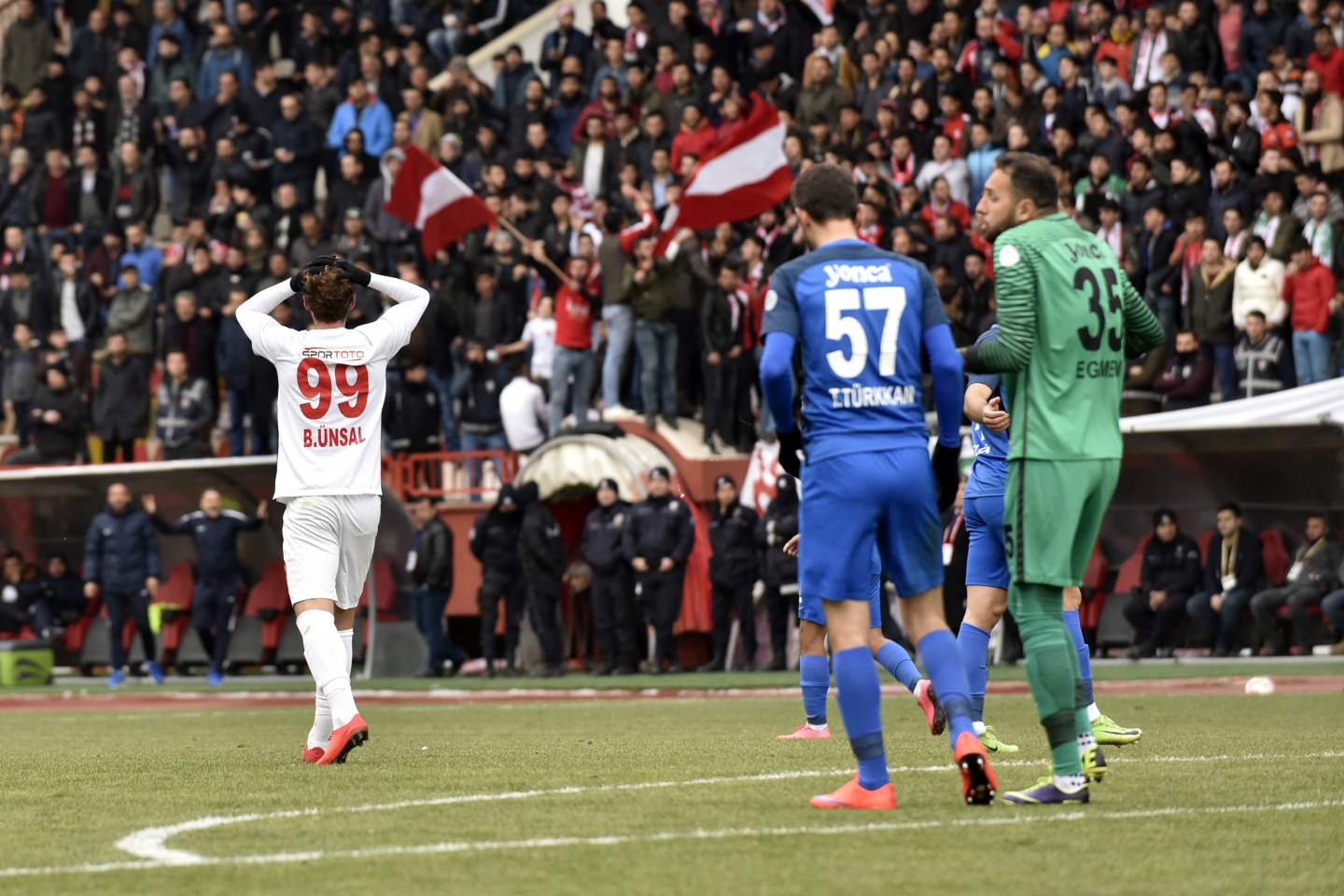 Gümüş sahasındaki ilk mağlubiyetini aldı: 0-2 97