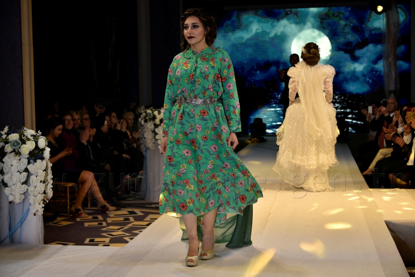 100 yıllık gelinlik podyumda 51