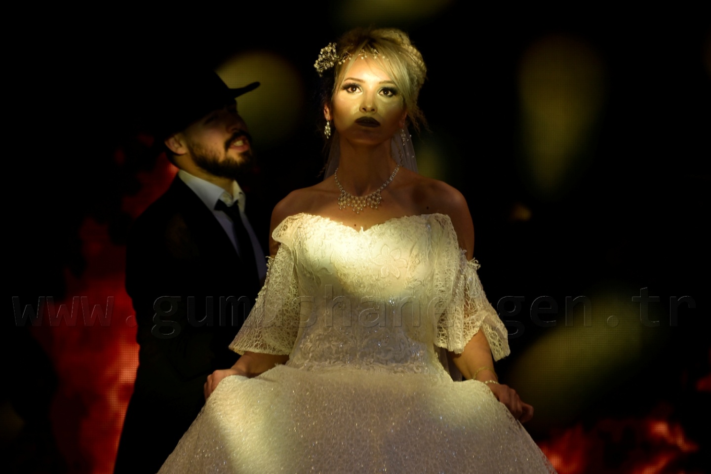 100 yıllık gelinlik podyumda 62