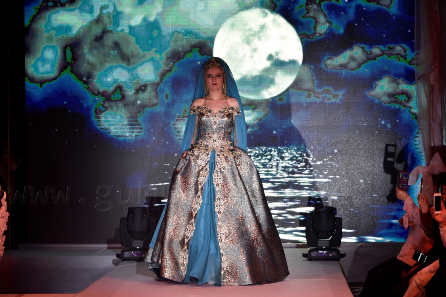 100 yıllık gelinlik podyumda 65